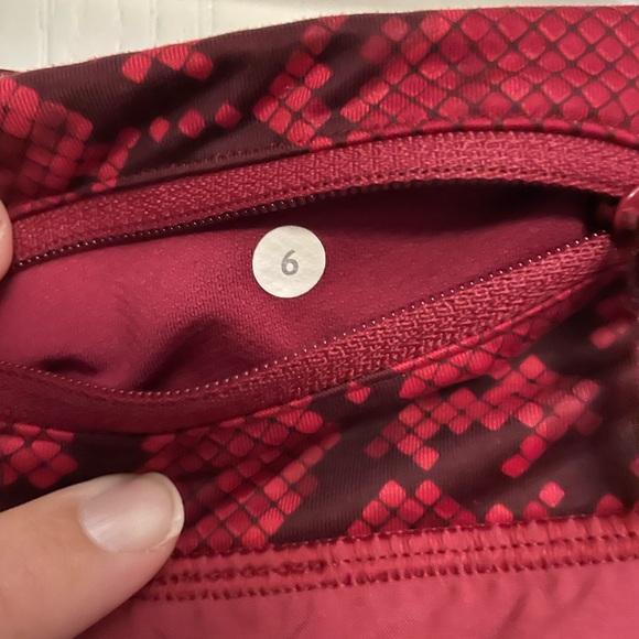 Lululemon Run Speed short- Red with dark red snakeskin design - Picture 3 of 3